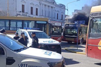 paro y piquete de choferes expuso la crisis del transporte publico en azul  