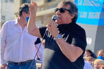 Cholo García durante la marcha en La Matanza