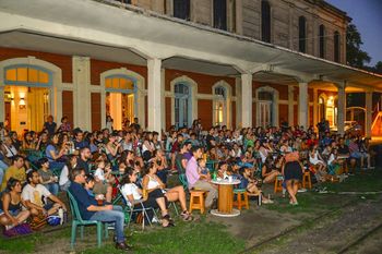 el cine movil y un ciclo de relatos, dos actividades culturales para realizar en la plata