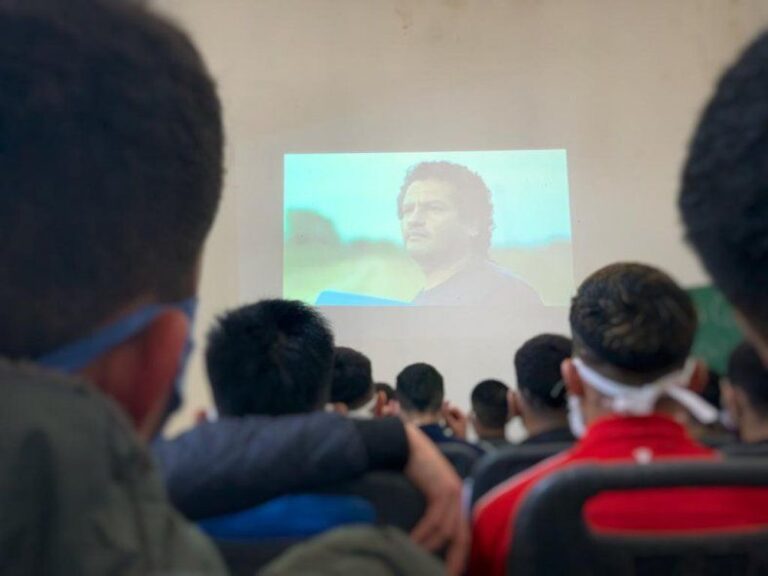 Cine debate en la cárcel de Olmos para presos jóvenes adultos