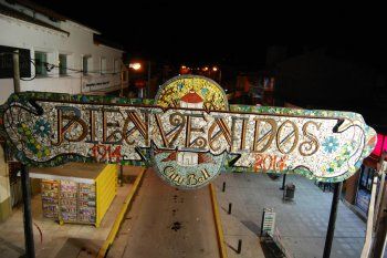 El arco de entrada al centro de City Bell corre riesgo de desprendimientos (Foto: Domingo Alagia)