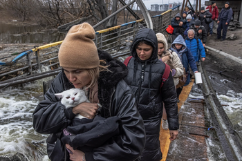 Personas ciudadanas de Ucrania huyen por los corredores humanitarios prepactados con Rusia
