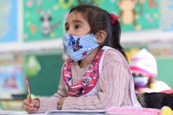 Axel Kicillof anunció un programa de fortalecimiento educativo que ampliará las clases presenciales los días sábados.