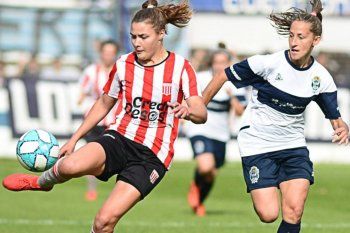 Una postal del Clásico Platense de fútbol femenino disputado en 2019.