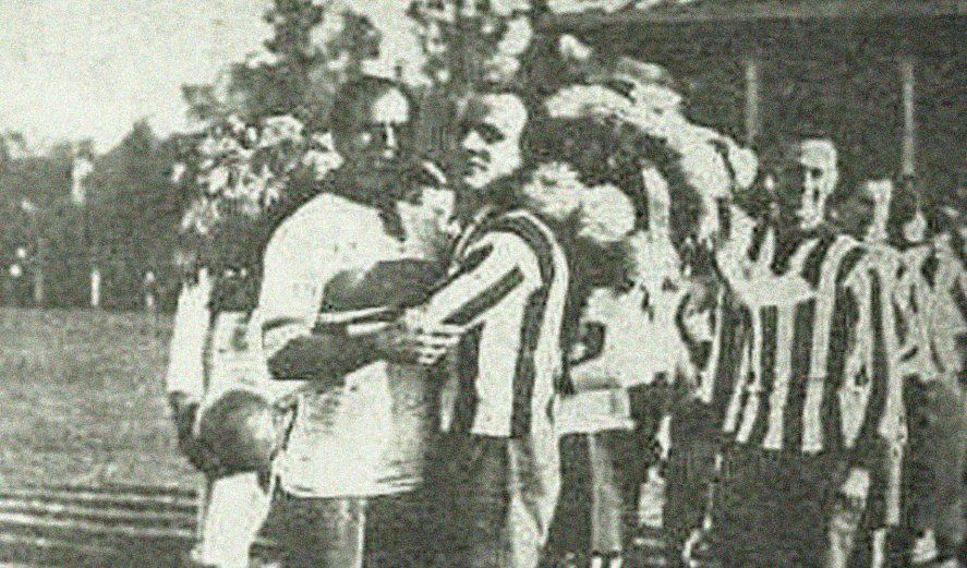 Gimnasia y Estudiantes se saludan en un Clásico Platense de 1924.