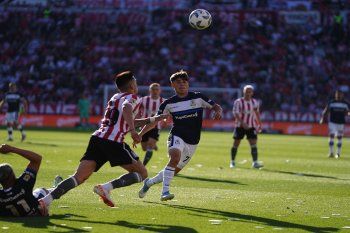 Leonardo Godoy y Benjamín Domínguez en el clásico platense entre Estudiantes y Gimnasia
