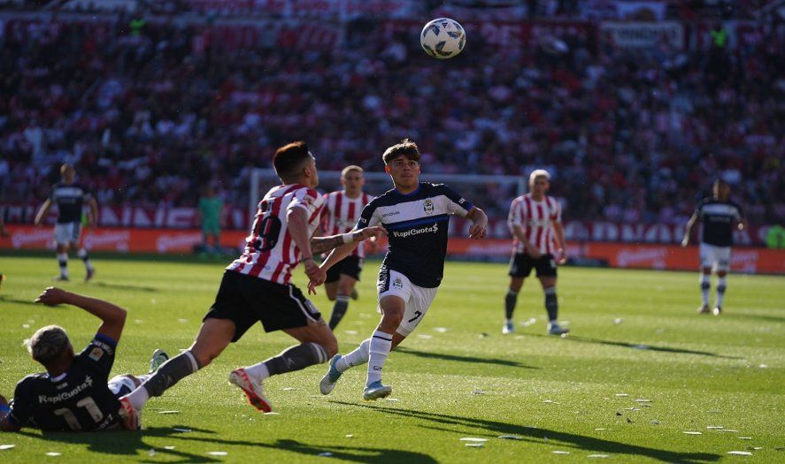 Leonardo Godoy y Benjamín Domínguez en el clásico platense entre Estudiantes y Gimnasia Leonardo Godoy y Benjamín Domínguez en el clásico platense entre Estudiantes y Gimnasia