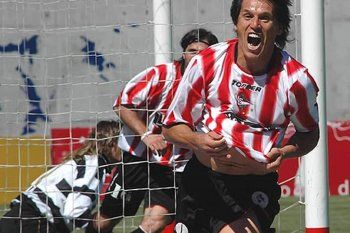 José Luís Calderón festejando uno de sus goles en Estudiantes ante Gimnasia en el 7 a 0