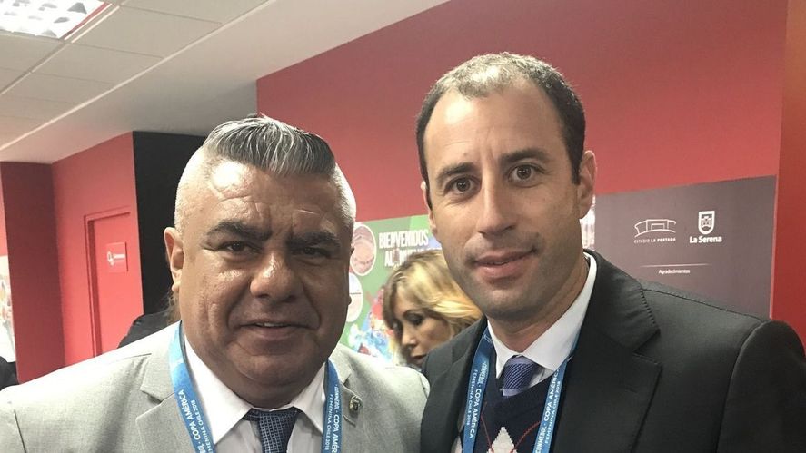 Diego Guacci junto a Claudio Tapia durante la última Copa América de fútbol femenino.