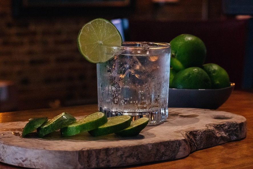 En el Día internacional del Gin Tonic, uno de los tragos clásicos pero que a la vez es tendencia, te contamos cuál es su origen.