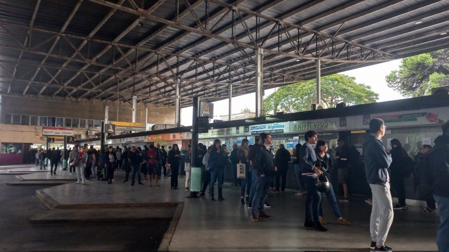 El paro de Metropol generó interminables colas en la terminal de ómnibus de La Plata.