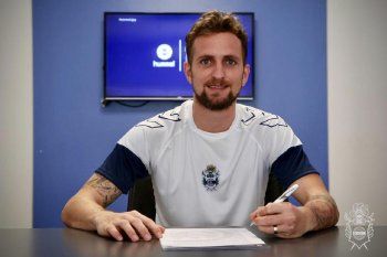 Nicolás Colazo al firmar su contrato con Gimnasia