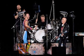 Coldplay en Argentina: el increíble homenaje a Soda Stereo junto a Charly Alberti y Zeta Bosio.