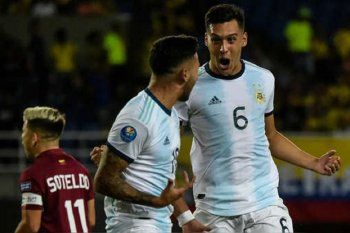 Nazareno Colombo, defensor de Estudiantes, con la camiseta de la Selección Argentina