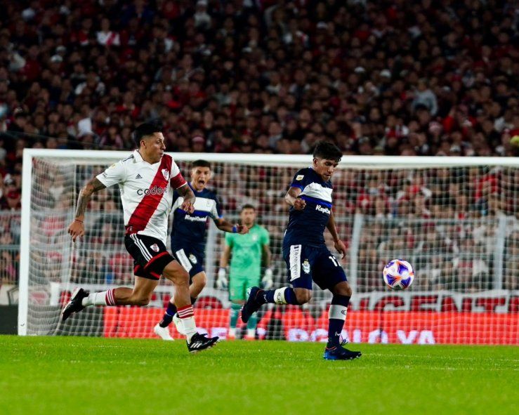 Maximiliano Comba en acción en Gimnasia vs. River. (Foto: prensa GELP)