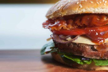 La ingesta de comida chatarra es uno de los causales del sobrepeso