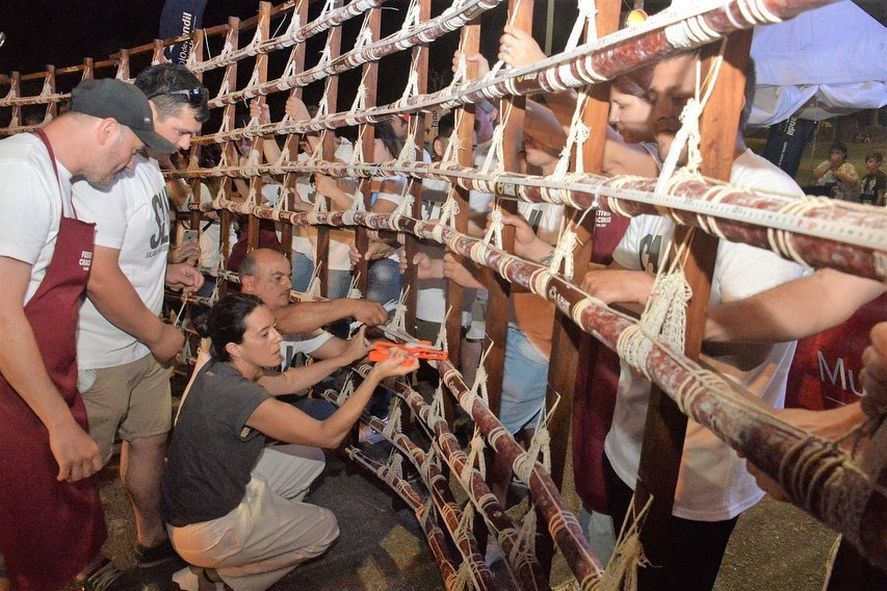 Con 113,36 metros, Tandil rompió su propio récord y tiene el salame más grande del mundo ( Facebook Miguel Lunghi) 