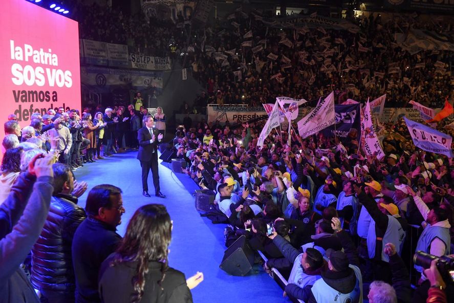 Con un multitudinario acto, la CGT ratificó su apoyo a Sergio Massa. "Voy a ser el presidente del trabajo y los trabajadores" prometió el precandidato de UxP.