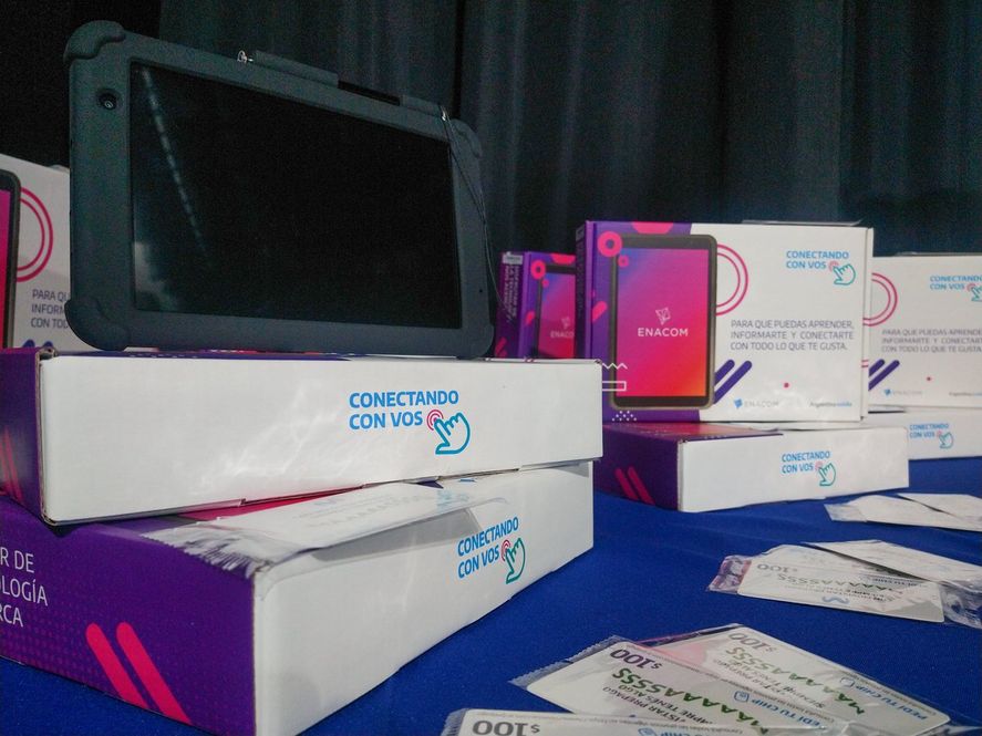 A través del programa “Conectando con vos”, la ANSES y el ENACOM entregarán una tablet gratis a miles de argentinos y argentinas.