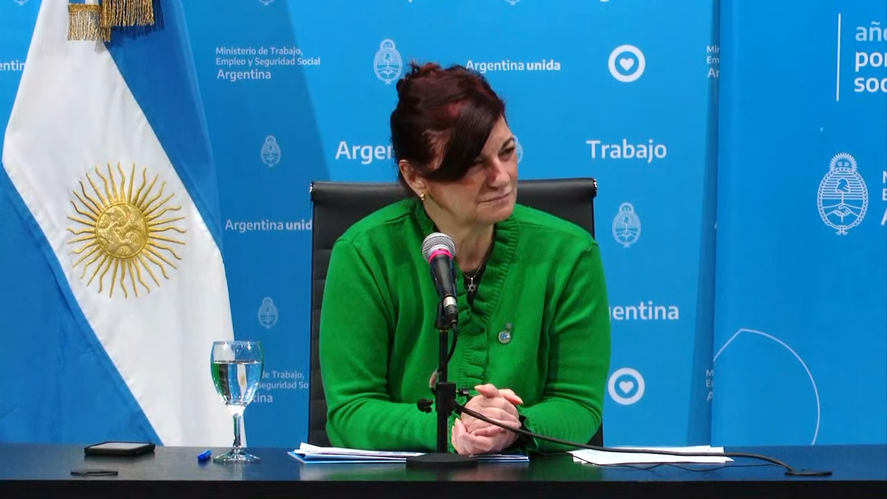 Kelly Olmos dio detalles del bono para trabajadores en conferencia de prensa.