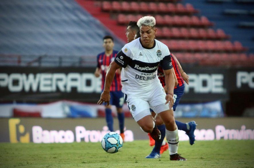 Nicolás Contín fue titular en Gimnasia y la dupla técnica quiere que se quede.