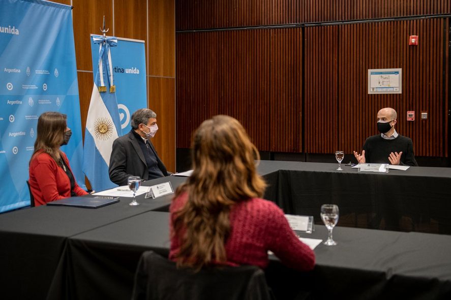 Sabina Frederic y Roberto Salvarezza junto a Fernando Schapachnik durante la firma del convenio.