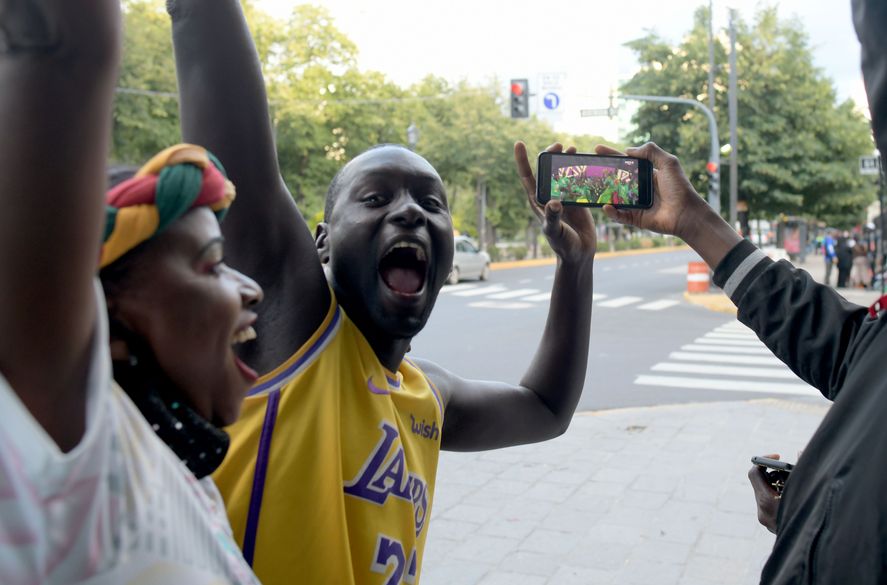 Historia retratada: La obtención de la Copa África de la Selección de Senegal también se celebró en La Plata (foto: Ignacio Amiconi)