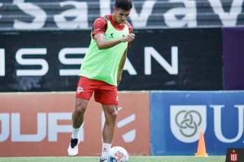 Jorge Rodríguez entrena con Estudiantes en Uruguay (Foto: Prensa EDLP).