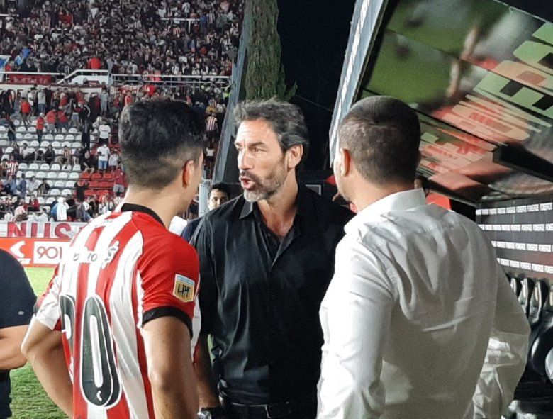 Jorge Rodríguez, futbolista de Estudiantes, junto a Robert Pires en UNO
