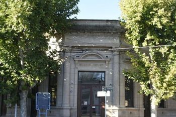Coronel Pringles: Repudian el uso del Teatro Municipal para presentar un libro negacionista