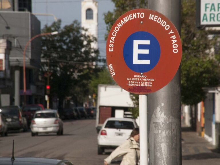 “Estacioná tu auto y buscalo al otro día”, la llamativa campaña de un municipio bonaerense