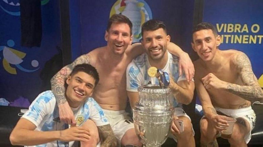 Joaquín Correa junto a Lionel Messi, Sergio Agüero y Ángel Di María al coronarse campeón de América con la Selección Argentina
