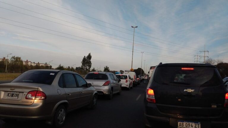 Autopista Buenos Aires – La Plata: corte por una manifestación