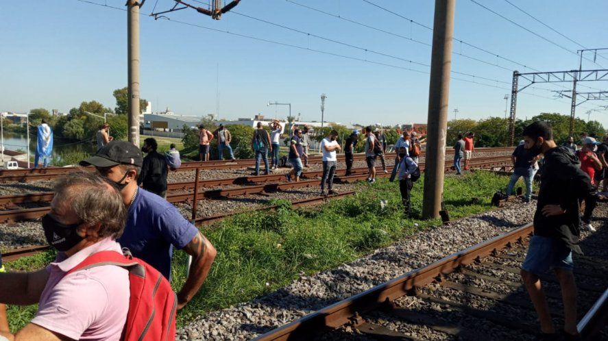 El corte en las vías del tren es protagonizado por despedidos del colectivo 