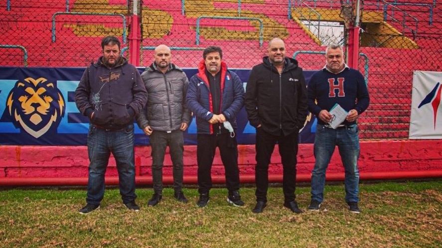 Leandro Cositorto junto a Ricardo Caruso Lombardi en Deportivo Español. El empresario de Zoe Cash se metió de lleno en el mundo del fútbol como financista y 