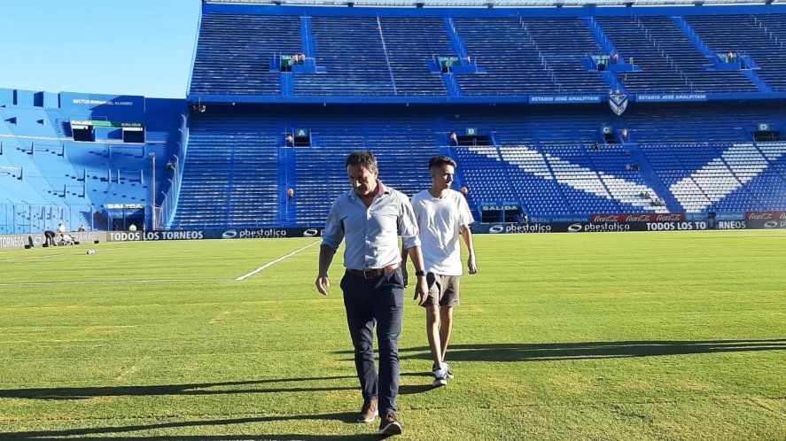 Mariano Cowen, el presidente de Gimnasia, en la cancha de Vélez