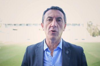 Mariano Cowen, presidente de Gimnasia, en el estadio del Bosque