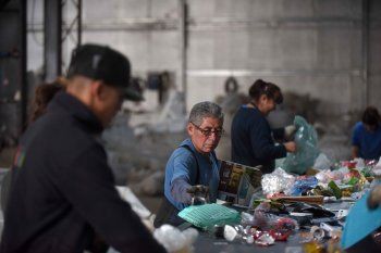 La cooperativa fue creada en 2006, frente a la preocupación de algunos vecinos por la disposición final de la basura y las condiciones precarias de trabajo de los cartoneros.