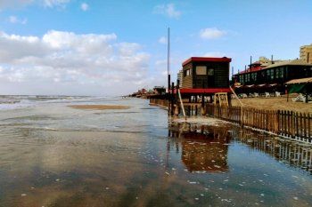 La crecida del mar dejó sin playa al sector del centro de Villa Gesell esta mañana (Foto: Facebook Complejo San Jorge)
