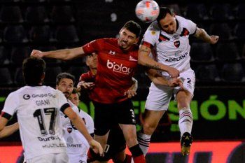 Cristian Lema, en acción frente a Estudiantes.