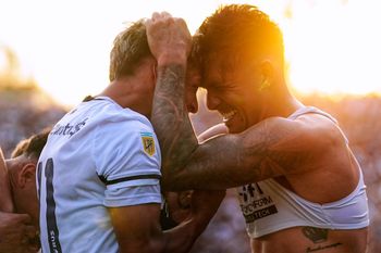 Cristian Tarragona, a puro festejo junto a Gimnasia.