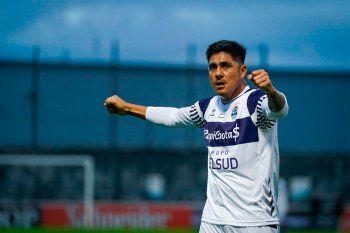 Cristian Tarragona festeja su gol por Copa Argentina ante Liniers.