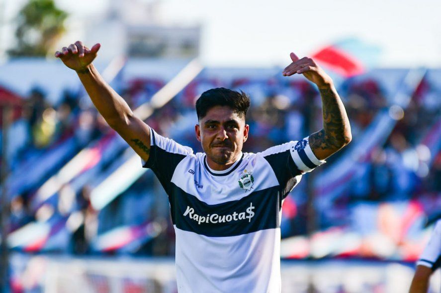Cristian Tarragona festeja su gol en Gimnasia ante Arsenal (Foto: Prensa GELP)