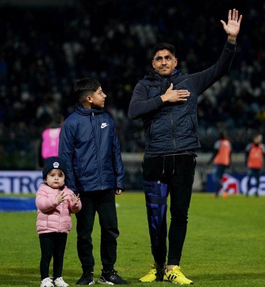 Cristian Tarragona junto a sus hijos en el Bosque ante el cariño de los hinchas de Gimnasia