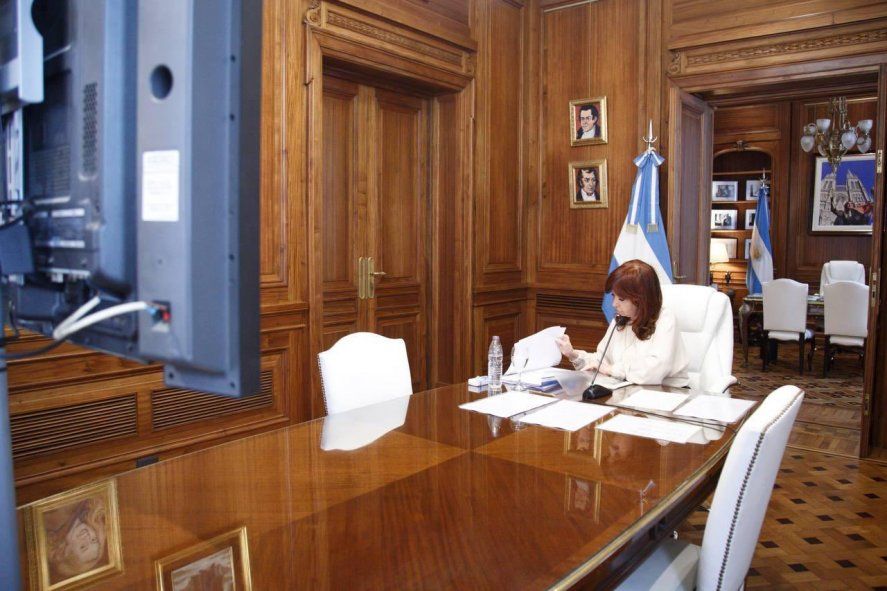 Cristina desde su despacho en el Senado dejó un duro mensaje contra la Justicia por permitir el lawfare.