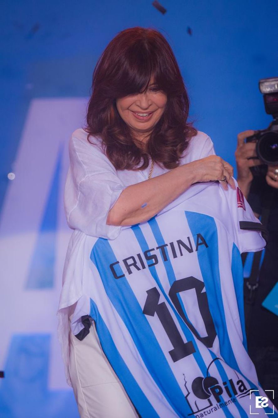 Cristina Kirchner con la camiseta 10 de la selección que llevaba estampada su nombre.