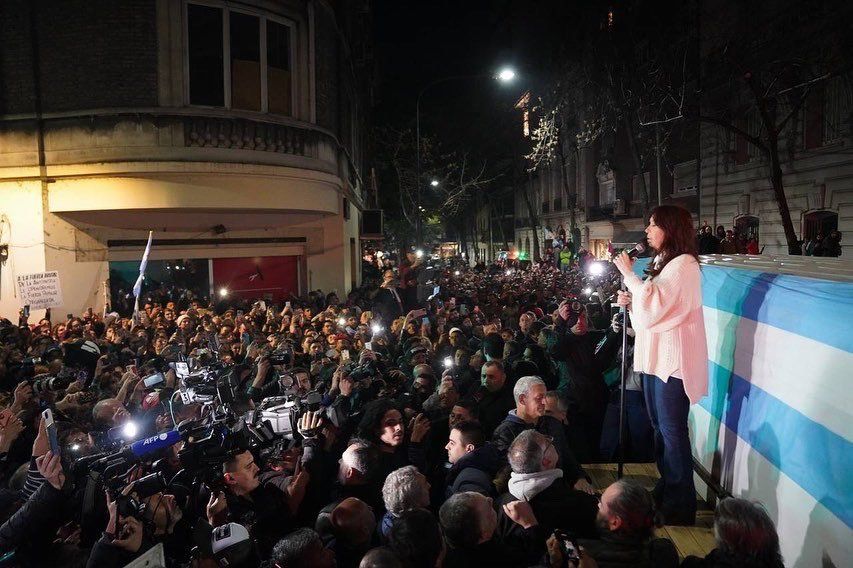El día que Cristina Kirchner bajó de su departamento y le habló a una multitud, pudo ser asesinada.
