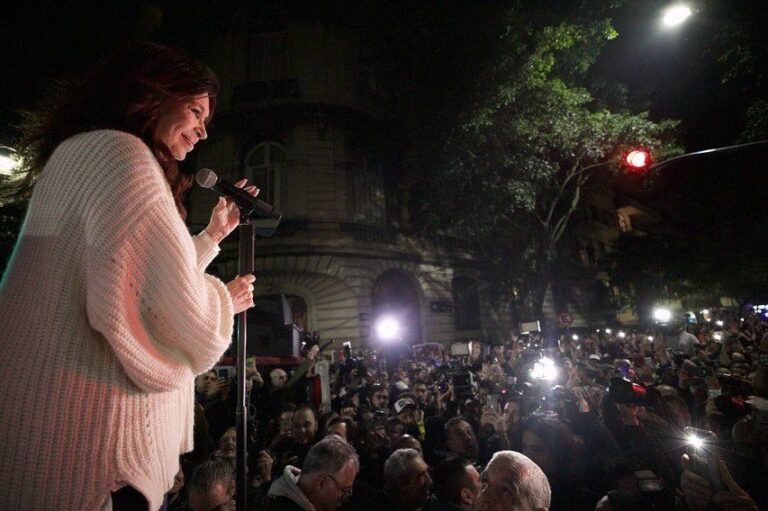 Cristina Kirchner se reencontró con su gente, pese a la represión y las vallas