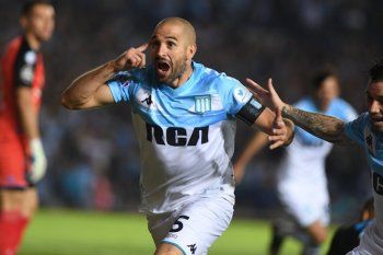 En tu cabeza hay un gol: Lisandro se va a lo grande.