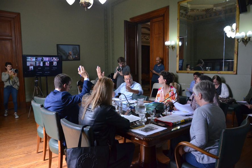 Juntos denunció que los municipios perderán recursos por los topes. El Frente de Todos salió a defender el proyecto y pidió aprobar el Fondo Educativo.